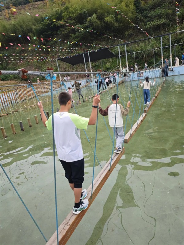 水上拓展
